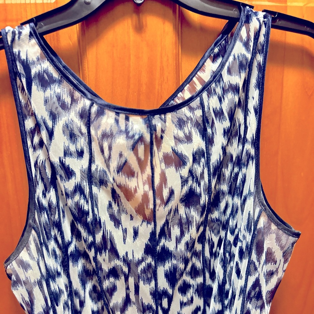 Women’s lined dress. MIDI length, with flare skirt. Size18W